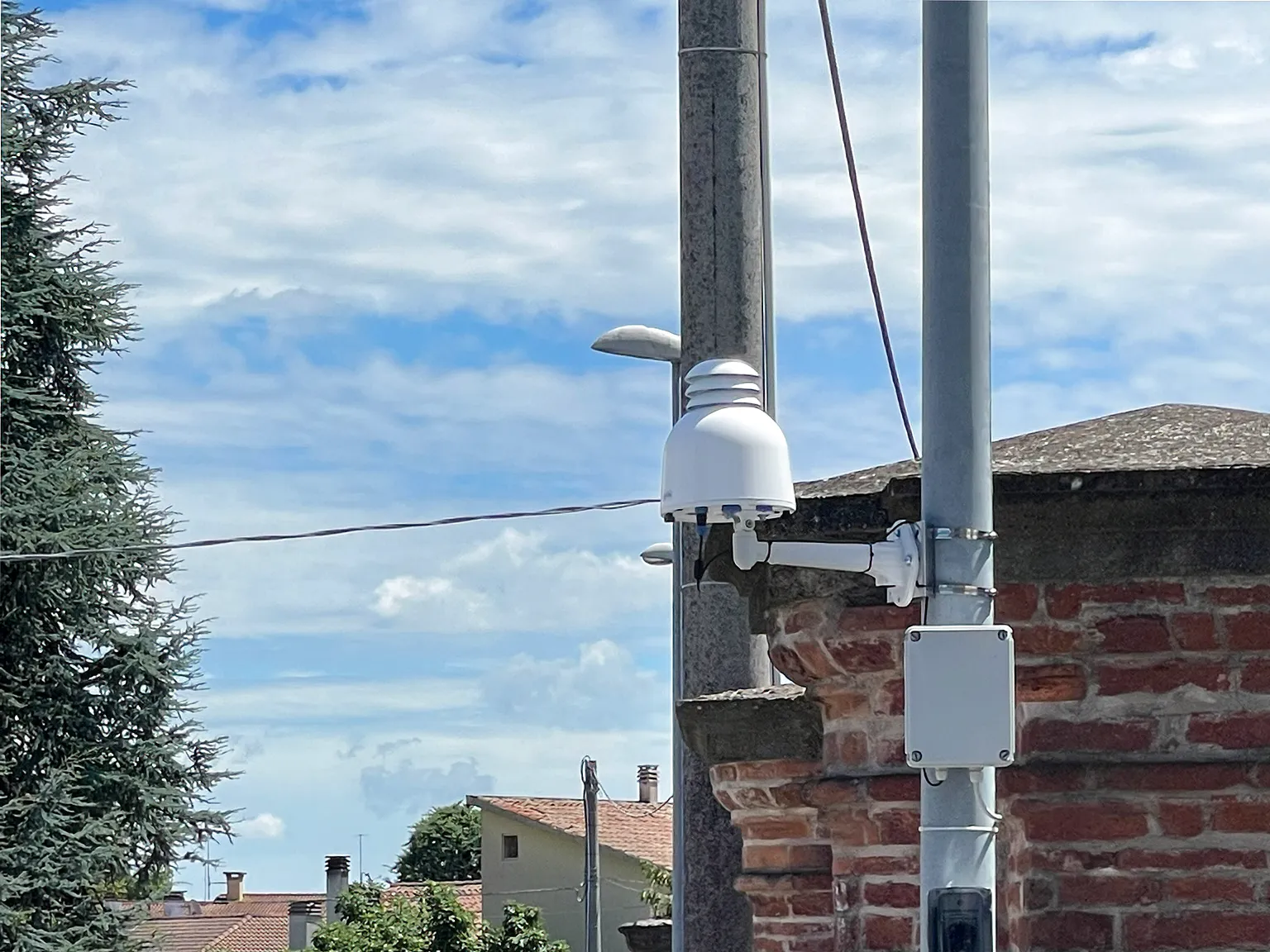 Aernode installed on public lighting pole